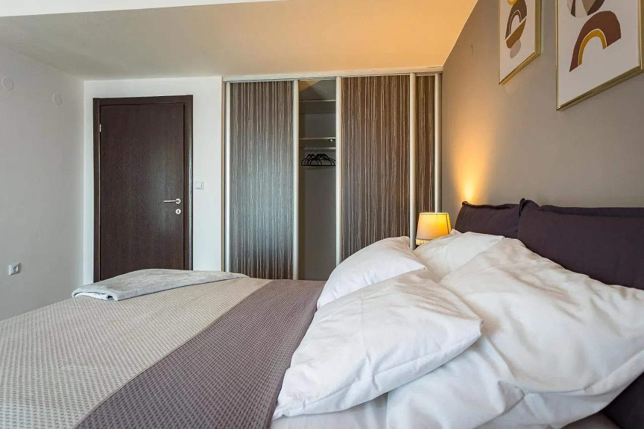 Apartments And Rooms Alenka2 Banjole 0*,  Croatia