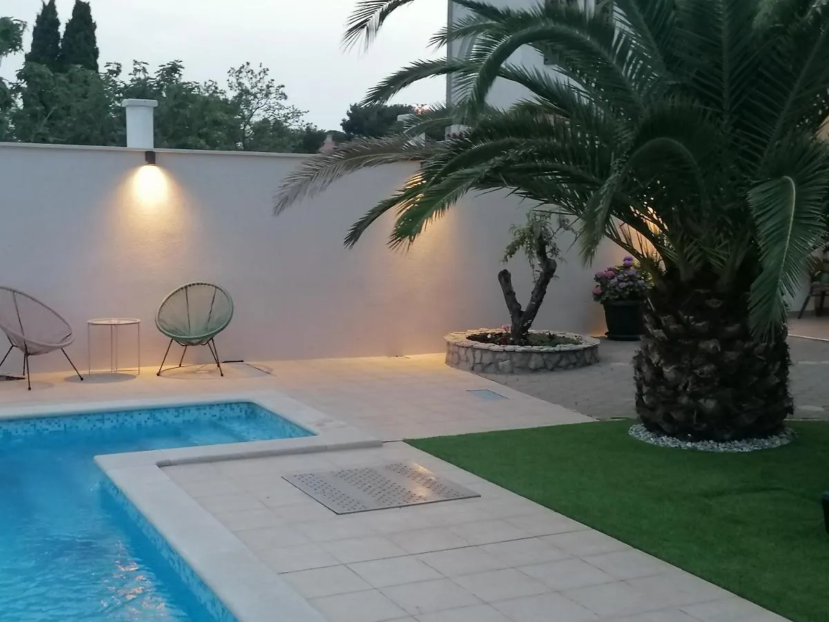 Apartments And Rooms Alenka2 Banjole 0*,